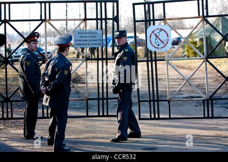 10. April 2010 - Smolensk, Russland - Polizei bewachen das Eingangstor in die Sewernyj Militärflughafen, nachdem ein Flugzeug abgestürzt, Durchführung der polnische Präsident Kaczynski und Dutzende von obersten politischen und militärischen Führer des Landes an den Ort eines sowjetischen Massakers an polnischen Offizieren im zweiten Weltkrieg Tötung e stürzte Stockfoto