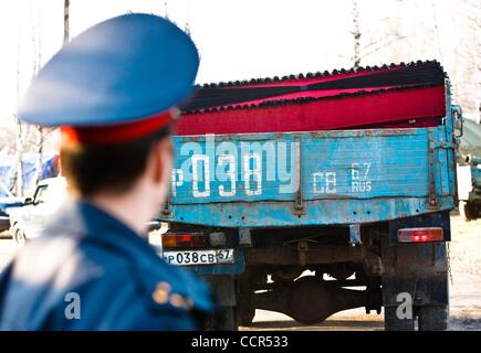 10. April 2010 - Smolensk, Russland - A russische LKW Eingabe Sewernyj Militärflughafen liefert Särge (rot auf der Rückseite des LKW) für die Opfer des Flugzeugabsturzes. Ein Flugzeug abgestürzt, Durchführung der polnische Präsident Kaczynski und Dutzende von Top politischer und militärischer Führer des Landes an die Stelle Stockfoto