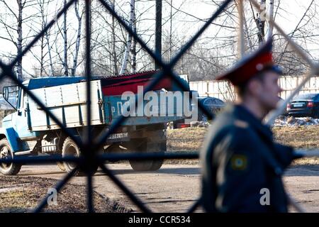 10. April 2010 - Smolensk, Russland - A russische LKW Eingabe Sewernyj Militärflughafen liefert Särge (rot auf der Rückseite des LKW) für die Opfer des Flugzeugabsturzes. Ein Flugzeug abgestürzt, Durchführung der polnische Präsident Kaczynski und Dutzende von Top politischer und militärischer Führer des Landes an die Stelle Stockfoto