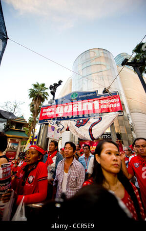 Red Shirts, auch bekannt als Vereinigte Front für Demokratie gegen Diktatur (UDD), Anhänger des gestürzten Ministerpräsidenten Thaksin Shinawatra anhören ihres Führers Rede während der anhaltenden Proteste gegen die Regierung auf Ratchaprasong in anspruchsvollen thailändische Premierminister Abhisit Vejjajiva zum Auflösen der parliam Stockfoto