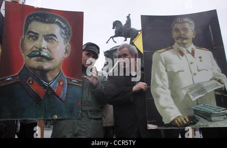 1. Mai 2010 - St. Petersburg, Russland - Russische Kommunisten verwenden Maifeiertag feiern ihren Respekt zu Joseph Stalin zum Ausdruck bringen. Tausende von Veteranen der kommunistischen Partei und Unterstützer zusammen mit jungen Russen halten zahlreiche Portraits von Stalin und rote Fahnen, Maifeiertag zu markieren. (Kredit-Bild: © PhotoXpr Stockfoto