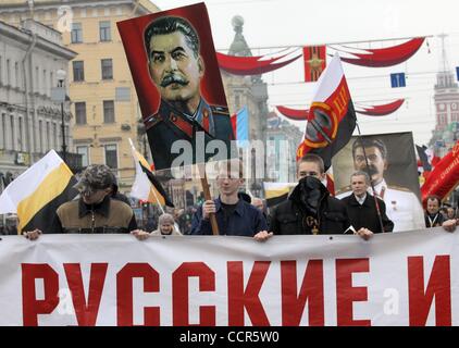 1. Mai 2010 - St. Petersburg, Russland - Russische Kommunisten verwenden Maifeiertag feiern ihren Respekt zu Joseph Stalin zum Ausdruck bringen. Tausende von Veteranen der kommunistischen Partei und Unterstützer zusammen mit jungen Russen halten zahlreiche Portraits von Stalin und rote Fahnen, Maifeiertag zu markieren. (Kredit-Bild: © PhotoXpr Stockfoto