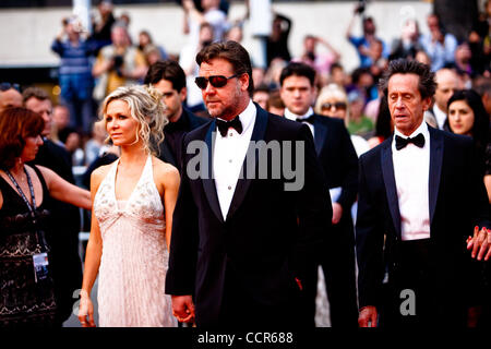 Die feierliche Eröffnung des Cannes Film Festival, Mai 12, 2010.Pictured: Schauspieler Russell Crowe und seiner Frau Danielle Spencer Stockfoto