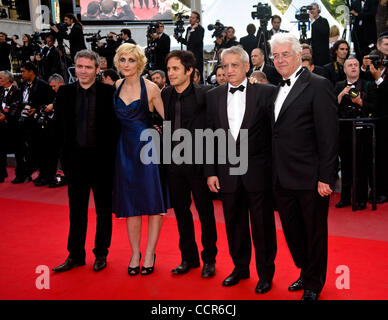 Cannes Filmfestival, 18. Mai 2010. Im Bild: l-R film Regisseur Stephane Brize, Journalistin Charlotte Lipinska, Schauspieler Gael Garcia Bernal, Gérard de Battista, Didier Diaz Stockfoto