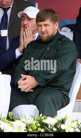 Tschetschenischen Präsidenten Ramzan Kadyrov Uhren das Presidential Pferderennen in Rostow am Don City of Russia statt. Präsident Kadyrov wird von seinem Cousin und tschetschenischen erster stellvertretender Ministerpräsident Adam Delimkhanov (im Bild links zurück sitzen von Kadyrow) begleitet. Das Pferd im Besitz von Präsidenten Ramzan, gewann die p Stockfoto