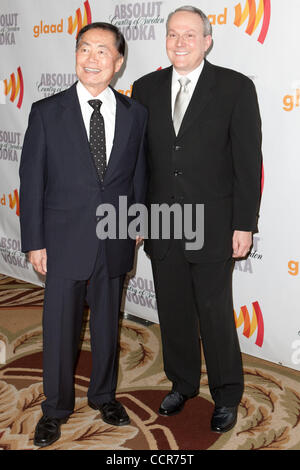 17. April 2010 - Century City, Kalifornien, USA - George Takei (L) und Brad Altman (R) kommen am 21. jährlichen GLAAD Media Awards im Hyatt Regency Plaza Hotel. (Kredit-Bild: © Brandon Parry/Southcreek Global/ZUMAPRESS.com) Stockfoto