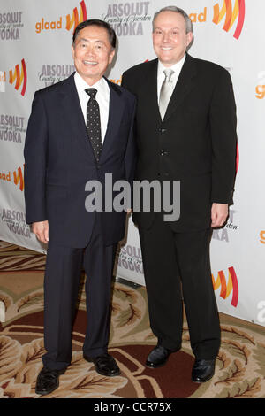 17. April 2010 - Century City, Kalifornien, USA - George Takei (L) und Brad Altman (R) kommen am 21. jährlichen GLAAD Media Awards im Hyatt Regency Plaza Hotel. (Kredit-Bild: © Brandon Parry/Southcreek Global/ZUMAPRESS.com) Stockfoto