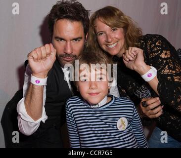 1. Oktober 2010 - Uhren at The Hub TV Launch Event Los Angeles, Kalifornien, US - Schauspieler ERIC MCCORMACK, Frau JANET HOLDEN und Sohn FINNIGAN MCCORMACK mit pose. (Kredit-Bild: © Lisa Rose/ZUMApress.com) Stockfoto