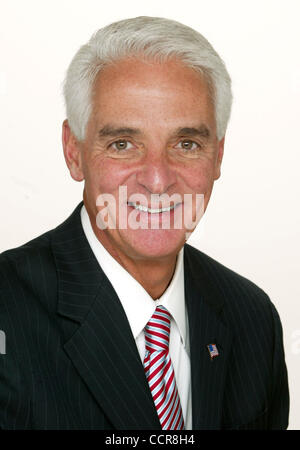 1. Oktober 2010 - West Palm Beach, FL, USA - 100110 (Lannis Waters/The Palm Beach Post) WEST PALM BEACH - Florida Gouverneur und US-Senat Kandidaten Charlie Crist. (Kredit-Bild: © Palm Beach-Post/ZUMApress.com) Stockfoto