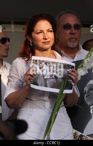 26. März 2010 - Miami, Florida, USA - Sängerin GLORIA ESTEFAN hält ein Foto von Kubas Las Damas De Blanco, Damen in weiß, wie sie Unterstützung sie in Little Havana marschiert. In Kuba wurden letzte Woche die Damen in weiß von staatlichen Sicherheitskräften in einen friedlichen Marsch in Havanna angegriffen. (Cre Stockfoto