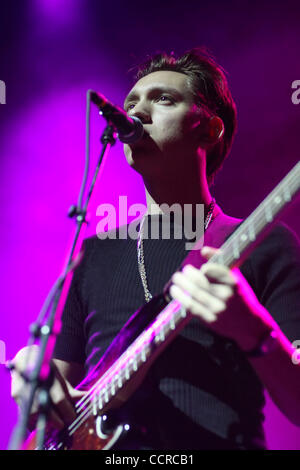 16. April 2010 - Oakland, CA, USA - Londoner Indie-Pop/Rock band "The Xx", die live im Fox Theater in Oakland, Kalifornien. Bandmitglieder sind Lead-Sänger, Gitarrist Romy Madley Croft, Sänger Bassist OLIVER SIM und Schlagzeuger Jamie Smith. (Kredit-Bild: © Tracy Van Nonnenkloster/ZUMA Press) Stockfoto