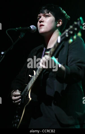 16. April 2010 - Oakland, CA, USA - Londoner Indie-Pop/Rock band "The Xx", die live im Fox Theater in Oakland, Kalifornien. Bandmitglieder sind Lead-Sänger, Gitarrist ROMY MADLEY CROFT, Sänger Bassist Oliver Sim und Schlagzeuger Jamie Smith. (Kredit-Bild: © Tracy Van Nonnenkloster/ZUMA Press) Stockfoto