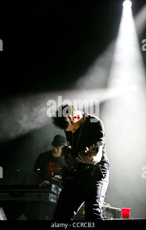 16. April 2010 - Oakland, CA, USA - Londoner Indie-Pop/Rock band "The Xx", die live im Fox Theater in Oakland, Kalifornien. Bandmitglieder sind Lead-Sänger, Gitarrist Romy Madley Croft, Sänger Bassist OLIVER SIM und Schlagzeuger JAMIE SMITH. (Kredit-Bild: © Tracy Van Nonnenkloster/ZUMA Press) Stockfoto