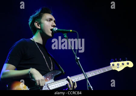 16. April 2010 - Oakland, CA, USA - Londoner Indie-Pop/Rock band "The Xx", die live im Fox Theater in Oakland, Kalifornien. Bandmitglieder sind Lead-Sänger, Gitarrist Romy Madley Croft, Sänger Bassist OLIVER SIM und Schlagzeuger Jamie Smith. (Kredit-Bild: © Tracy Van Nonnenkloster/ZUMA Press) Stockfoto