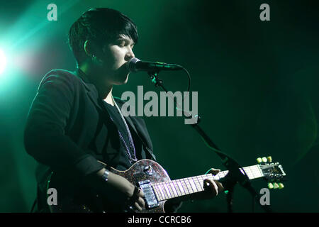 16. April 2010 - Oakland, CA, USA - Londoner Indie-Pop/Rock band "The Xx", die live im Fox Theater in Oakland, Kalifornien. Bandmitglieder sind Lead-Sänger, Gitarrist ROMY MADLEY CROFT, Sänger Bassist Oliver Sim und Schlagzeuger Jamie Smith. (Kredit-Bild: © Tracy Van Nonnenkloster/ZUMA Press) Stockfoto