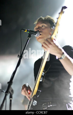 16. April 2010 - Oakland, CA, USA - Londoner Indie-Pop/Rock band "The Xx", die live im Fox Theater in Oakland, Kalifornien. Bandmitglieder sind Lead-Sänger, Gitarrist Romy Madley Croft, Sänger Bassist OLIVER SIM und Schlagzeuger Jamie Smith. (Kredit-Bild: © Tracy Van Nonnenkloster/ZUMA Press) Stockfoto