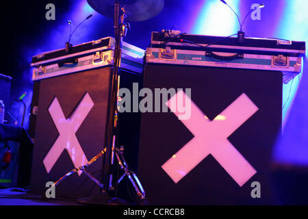 16. April 2010 - Oakland, CA, USA - Londoner Indie-Pop/Rock band "The Xx", die live im Fox Theater in Oakland, Kalifornien. Bandmitglieder sind Lead-Sänger, Gitarrist Romy Madley Croft, Sänger Bassist Oliver Sim und Schlagzeuger Jamie Smith. (Kredit-Bild: © Tracy Van Nonnenkloster/ZUMA Press) Stockfoto