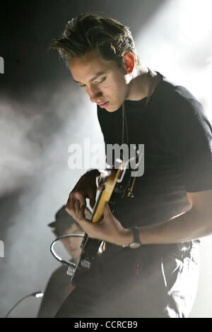 16. April 2010 - Oakland, CA, USA - Londoner Indie-Pop/Rock band "The Xx", die live im Fox Theater in Oakland, Kalifornien. Bandmitglieder sind Lead-Sänger, Gitarrist Romy Madley Croft, Sänger Bassist OLIVER SIM und Schlagzeuger Jamie Smith. (Kredit-Bild: © Tracy Van Nonnenkloster/ZUMA Press) Stockfoto