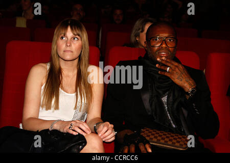 19. April 2010 - Athen, Griechenland - französischer Fußballspieler DJIBRIL CISSE mit seiner Frau JUDE LITTLER. Französischer Fußballer DJIBRIL CISSÉ, CEDRIC KANTE und DIDIER DOMI eingeführt den Film '' Lascars'', das griechische Publikum auf dem 11. Francophone Filmfestival in Athen. (Kredit-Bild: © Aristidis Vafeiadakis/ZU Stockfoto