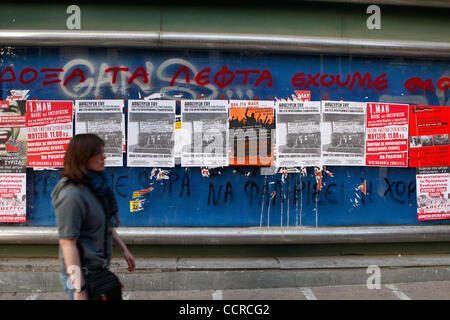 27. April 2010 - Athen, Griechenland - Straßen im Zentrum von Athen. Menschen, die an den öffentlichen Sektor arbeiten demonstrieren gegen IWF und die Sparmaßnahmen. (Bild Kredit: Aristidis Vafeiadakis/ZUMApress.com ©) Stockfoto