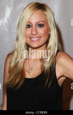 7. März 2010 - Beverly Hills, Kalifornien, USA - Abtei SCOTT bei der "Night of 100 Stars" 2010 Oscars Party im Beverly Hills Hotel statt. (Kredit-Bild: © Scott Weiner/ZUMA Press) Stockfoto