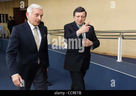 Präsident des Europäischen Parlaments, Polnisch Jerzy Buzek (L) wird vom Präsidenten der Europäischen Kommission, portugiesische Jose Manuel Barroso (R) vor einem Treffen mit Mitgliedern der Europäischen Kommission in Brüssel am 2010-03-17 begrüßt © von Wiktor Dabkowski Stockfoto