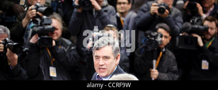 Großbritanniens Premierminister Gordon Brown kommt in einer Europäischen Union Führer Gipfel in Brüssel am 2010-03-26 Euro Zone Staats-und Regierungschefs am Donnerstag ein gemeinsames finanzielles Sicherheitsnetz mit dem IWF verschuldeten Griechenland zu helfen und zu versuchen, die Wiederherstellung des Vertrauens in ihre gemeinsame Währung nach erstellen vereinbart Stockfoto