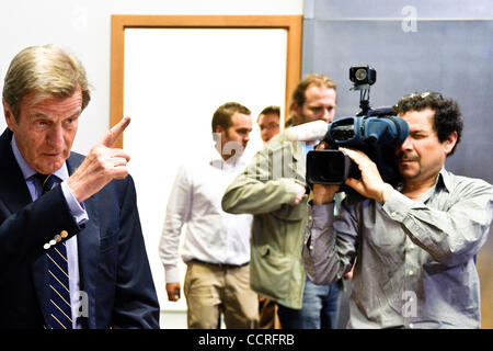 Der französische Außenminister Bernard Kouchner spricht mit den Medien während der Rat der EU-Außenminister in Luxemburg am 2010-04-26 © von Wiktor Dabkowski Stockfoto
