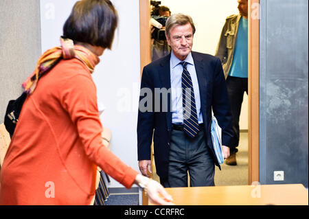 Der französische Außenminister Bernard Kouchner spricht mit den Medien während der Rat der EU-Außenminister in Luxemburg am 2010-04-26 © von Wiktor Dabkowski Stockfoto