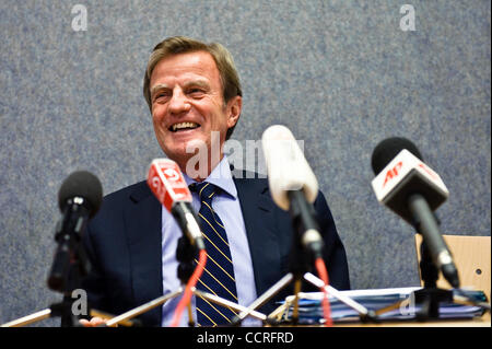 Der französische Außenminister Bernard Kouchner spricht mit den Medien während der Rat der EU-Außenminister in Luxemburg am 2010-04-26 © von Wiktor Dabkowski Stockfoto