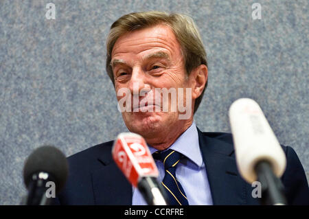 Der französische Außenminister Bernard Kouchner spricht mit den Medien während der Rat der EU-Außenminister in Luxemburg am 2010-04-26 © von Wiktor Dabkowski Stockfoto