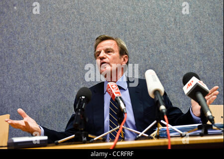 Der französische Außenminister Bernard Kouchner spricht mit den Medien während der Rat der EU-Außenminister in Luxemburg am 2010-04-26 © von Wiktor Dabkowski Stockfoto