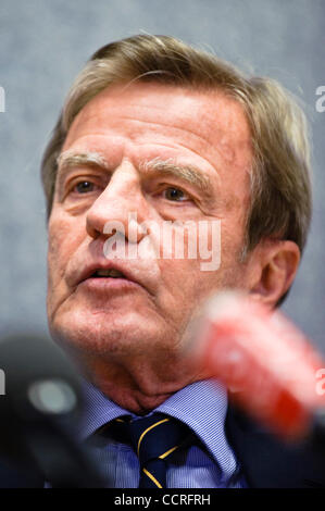 Der französische Außenminister Bernard Kouchner spricht mit den Medien während der Rat der EU-Außenminister in Luxemburg am 2010-04-26 © von Wiktor Dabkowski Stockfoto