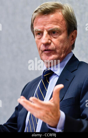 Der französische Außenminister Bernard Kouchner spricht mit den Medien während der Rat der EU-Außenminister in Luxemburg am 2010-04-26 © von Wiktor Dabkowski Stockfoto
