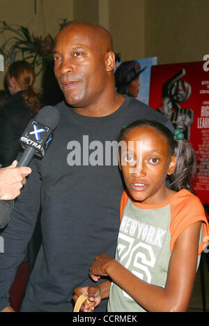 27. August 2003 - Hollywood, Kalifornien, USA - I7913CHW -. JOHN SINGLETON FEIERT DAS ENGAGEMENT VON SEINEN STERN AUF DEM HOLLYWOOD WALK OF FAME -. AUF DER LOGGIA - HOLLYWOOD & HIGHLAND, HOLLYWOOD, CA - .08/26/2003 -.   / / 2003 -. JOHN SINGLETON und seine Tochter Gerechtigkeit (Kredit-Bild: © Clinton Wa Stockfoto