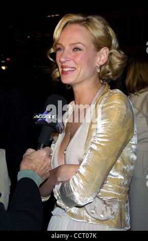 18. Dezember 2003 - Hollywood, Kalifornien, US - I8249CHW.'' GEHALTSSCHECK '' WELTPREMIERE. GRAUMANN DES CHINESE THEATRE. HOLLYWOOD, CA.12/18/03.Ã'Â© / / 2003.UMA THURMAN. (Bild Kredit: Â © Clinton Wallace/Globe Photos/ZUMAPRESS.com) Stockfoto