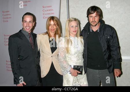 20. Mai 2004 - Hollywood, Kalifornien, US - K37231EG. ARQUETTE Familie erhält den ersten jährlichen '' MARDI ARQUETTE SPIRIT AWARD'' auf der 38. Jahrestagung Hollywood Lichter-GALA im BEVERLY HILTON HOTEL, BEVERLY HILLS, CALIFORNIA.05/20/2004.  /E.G.I./ 2004.ALEXIS ARQUETTE, ROSANNA ARQUETTE, PATRICIA AR Stockfoto