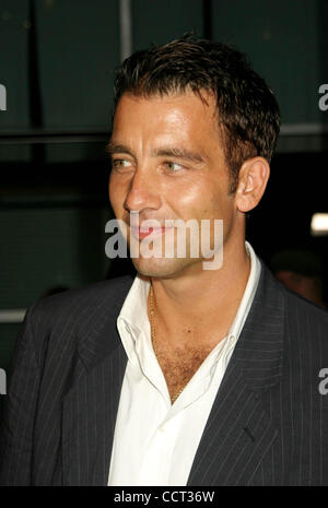 17. August 2004 - Hollywood, Kalifornien, US - K38721EG. HERO LOS ANGELES PREMIERE BEIM ARCLIGHT, HOLLYWOOD, CALIFORNIA .08/17/2004.  /E.G.I./ 2004.CLIVE OWEN. (Kredit-Bild: © Ed Geller/Globe Photos/ZUMAPRESS.com) Stockfoto