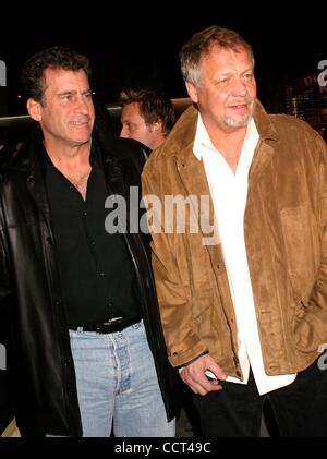 26. Februar 2004 - Hollywood, Kalifornien, US - K35593EG. STARSKY UND HUTCH WELT PREMIERE BEIM MANNS VILLAGE THEATRE IN WESTWOOD, KALIFORNIEN... 26.02.04.  /E.G.I./ 2004.PAUL MICHAEL GLASER und DAVID SOUL(Credit Image: © Ed Geller/Globe Photos/ZUMAPRESS.com) Stockfoto