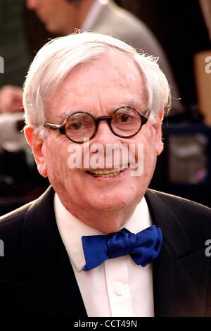 29. Februar 2004 - Hollywood, Kalifornien, US - K35863EG. VANITY FAIR OSCAR PARTY 2004 IN MORTONS RESTAURANT, WEST HOLLYWOOD, KALIFORNIEN 29.02.2004.  / 2004. DOMINICK DUNNE (Kredit-Bild: © Ed Geller/Globe Photos/ZUMAPRESS.com) Stockfoto
