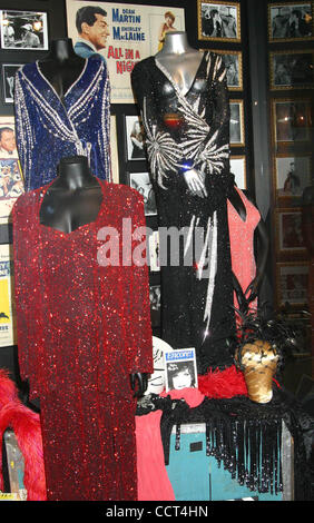 27. März 2004 - Hollywood, Kalifornien, US - K36304EG. HAUPTDARSTELLERINNEN VON HOLLYWOOD VERKAUF AM HOLLYWOOD MUSEUM, HOLLYWOOD, CALIFORNIA.03/27/2004.  /E.G.I./ 2004.COSTUMES UND ERINNERUNGSSTÜCKE. (Kredit-Bild: © Ed Geller/Globe Photos/ZUMAPRESS.com) Stockfoto