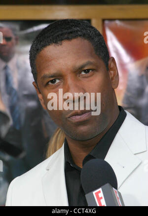 18. April 2004 - Hollywood, Kalifornien, US - K36584EG. MANN AUF FEUER PREMIERE BEIM MANN NATIONALTHEATER, WESTWOOD, CALIFORNIA.04/18/2004.  /E.G.I./ 2004.DENZEL WASHINGTON (Kredit-Bild: © Ed Geller/Globe Photos/ZUMAPRESS.com) Stockfoto