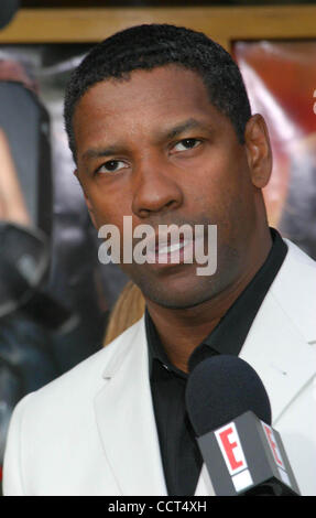 18. April 2004 - Hollywood, Kalifornien, US - K36584EG. MANN AUF FEUER PREMIERE BEIM MANN NATIONALTHEATER, WESTWOOD, CALIFORNIA.04/18/2004.  /E.G.I./ 2004.DENZEL WASHINGTON (Kredit-Bild: © Ed Geller/Globe Photos/ZUMAPRESS.com) Stockfoto