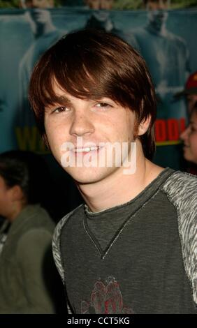 16. August 2004 - Hollywood, Kalifornien, US - K38717EG. OHNE EIN PADDEL-WELTPREMIERE AUF DER PARAMOUNT STUDIOS, HOLLYWOOD, CALIFORNIA .08/16/2004.  /E.G.I./ 2004.DRAKE BELL. (Kredit-Bild: © Ed Geller/Globe Photos/ZUMAPRESS.com) Stockfoto