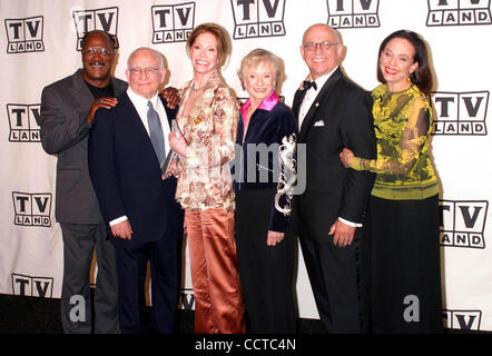 7. März 2004 - Hollywood, Kalifornien, US - K35928EG. TV LAND AWARDS: EINE FEIER DES KLASSISCHEN TV-PRESSROOM IM HOLLYWOOD PALLADIUM IN HOLLYWOOD, CA... 07.03.2004.  /EGI/ 2004. JOHN AMOS, ED ASNER, MARY TYLER MOORE, CLORIS LEACHMAN, GAVIN MACLEOD und VALERIE HARPER(Credit Image: © Ed Geller/Glo Stockfoto
