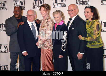 7. März 2004 - Hollywood, Kalifornien, US - K35928EG. TV LAND AWARDS: EINE FEIER DES KLASSISCHEN TV-PRESSROOM IM HOLLYWOOD PALLADIUM IN HOLLYWOOD, CA... 07.03.2004.  /EGI/ 2004. JOHN AMOS, ED ASNER, MARY TYLER MOORE, CLORIS LEACHMAN, GAVIN MACLEOD und VALERIE HARPER(Credit Image: © Ed Geller/Glo Stockfoto