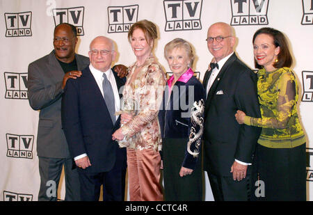 7. März 2004 - Hollywood, Kalifornien, US - K35928EG. TV LAND AWARDS: EINE FEIER DES KLASSISCHEN TV-PRESSROOM IM HOLLYWOOD PALLADIUM IN HOLLYWOOD, CA... 07.03.2004.  /EGI/ 2004. JOHN AMOS, ED ASNER, MARY TYLER MOORE, CLORIS LEACHMAN, GAVIN MACLEOD und VALERIE HARPER(Credit Image: © Ed Geller/Glo Stockfoto