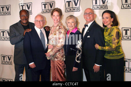 7. März 2004 - Hollywood, Kalifornien, US - K35928EG. TV LAND AWARDS: EINE FEIER DES KLASSISCHEN TV-PRESSROOM IM HOLLYWOOD PALLADIUM IN HOLLYWOOD, CA... 07.03.2004.  /EGI/ 2004. JOHN AMOS, ED ASNER, MARY TYLER MOORE, CLORIS LEACHMAN, GAVIN MACLEOD und VALERIE HARPER(Credit Image: © Ed Geller/Glo Stockfoto