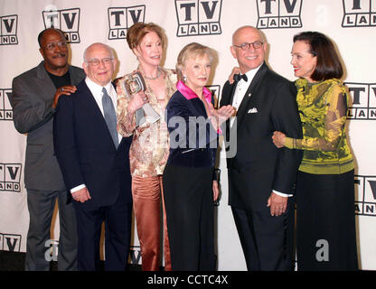 7. März 2004 - Hollywood, Kalifornien, US - K35928EG. TV LAND AWARDS: EINE FEIER DES KLASSISCHEN TV-PRESSROOM IM HOLLYWOOD PALLADIUM IN HOLLYWOOD, CA... 07.03.2004.  /EGI/ 2004. JOHN AMOS, ED ASNER, MARY TYLER MOORE, CLORIS LEACHMAN, GAVIN MACLEOD und VALERIE HARPER(Credit Image: © Ed Geller/Glo Stockfoto