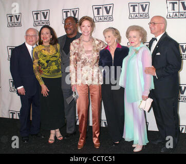 7. März 2004 - Hollywood, Kalifornien, US - K35928EG. TV LAND AWARDS: EINE FEIER DES KLASSISCHEN TV-PRESSROOM IM HOLLYWOOD PALLADIUM IN HOLLYWOOD, CA... 07.03.2004.  /EGI/ 2004. JOHN AMOS, ED ASNER, MARY TYLER MOORE, CLORIS LEACHMAN, GAVIN MACLEOD und VALERIE HARPER(Credit Image: © Ed Geller/Glo Stockfoto